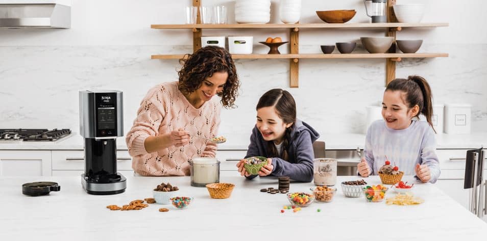 Ninja banner with lady and 2 children using the Ninja in a modern kitchen